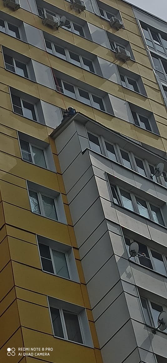 Опытной бригадой альпинистов выполнены работы по закреплению козырька над балконами в многоквартирном доме, расположенном по адресу: г. Видное, Битцевский проезд, д.11.
